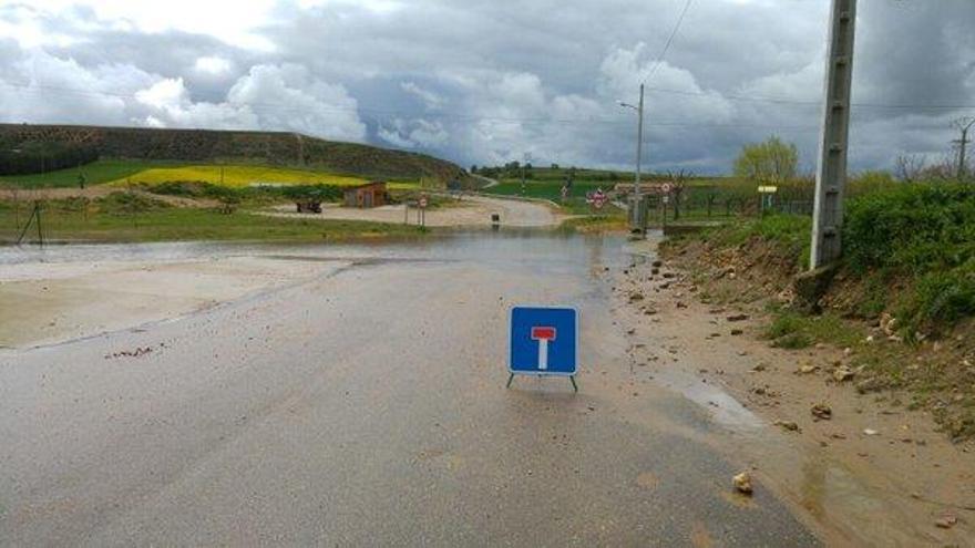 Señalización del corte de carreteras en Benegiles.