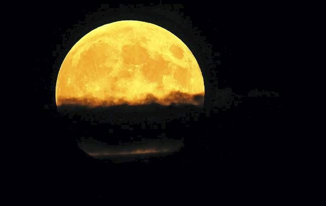 La tercera superluna llena del verano, en imágenes