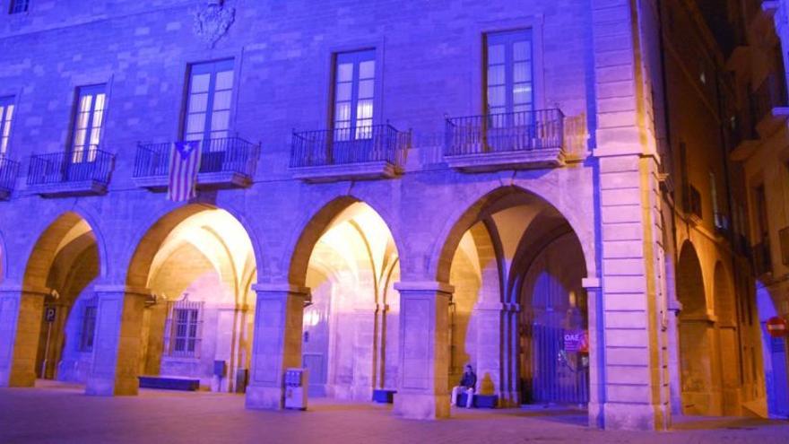 La façana de l&#039;Ajuntament de Manresa il·luminada