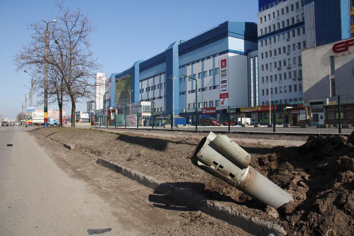 Un misil en una calle de Járkov, Ucrania, tras una jornada de bombardeos.