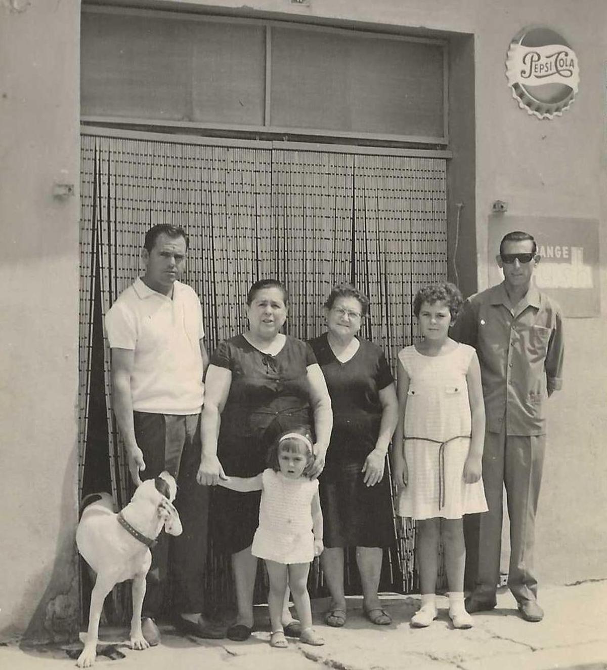 Isabel Arnau y algunos miembros de su familia , en la época dorada de Casa Chiquitín en Moncofa.