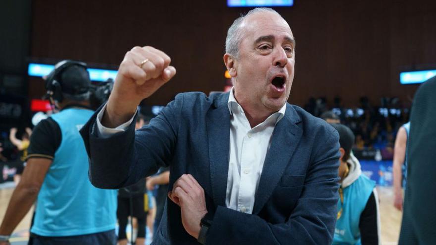 Txus Vidorreta celebra la victoria con la afición.