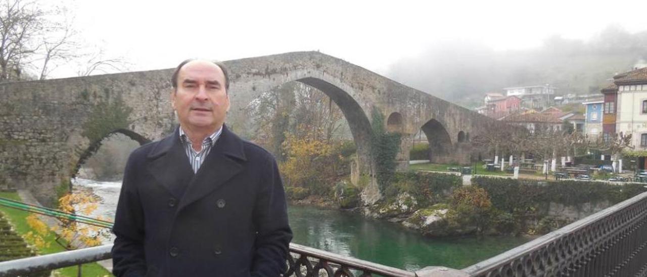 Javier Martínez San Martín, en Cangas de Onís, con el &quot;puente romano&quot; al fondo.