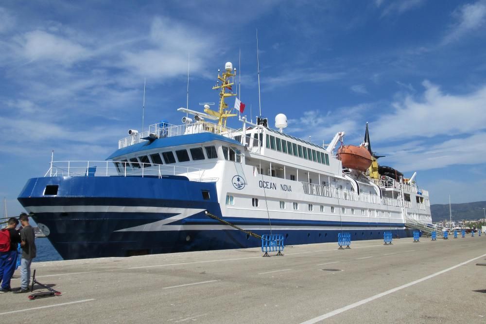 El creuer «Ocean Nova», al port de Roses