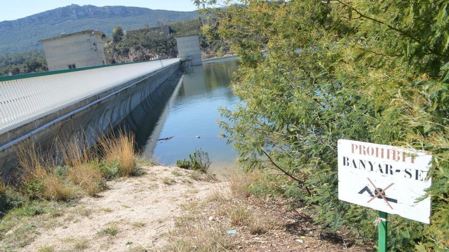 L&#039;aigua a la zona de la presa del Pantà.