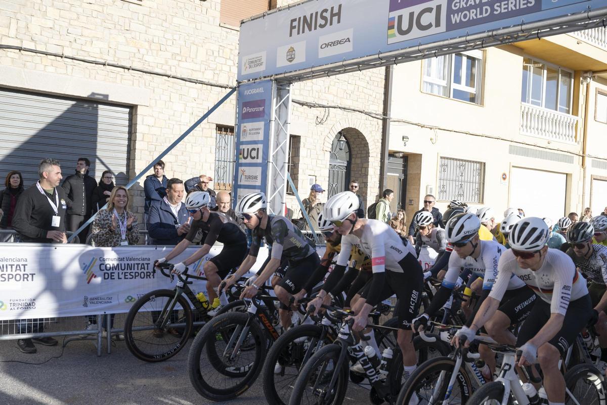 La salida de la Castellón Gravel Race Orbea esta mañana en Llucena