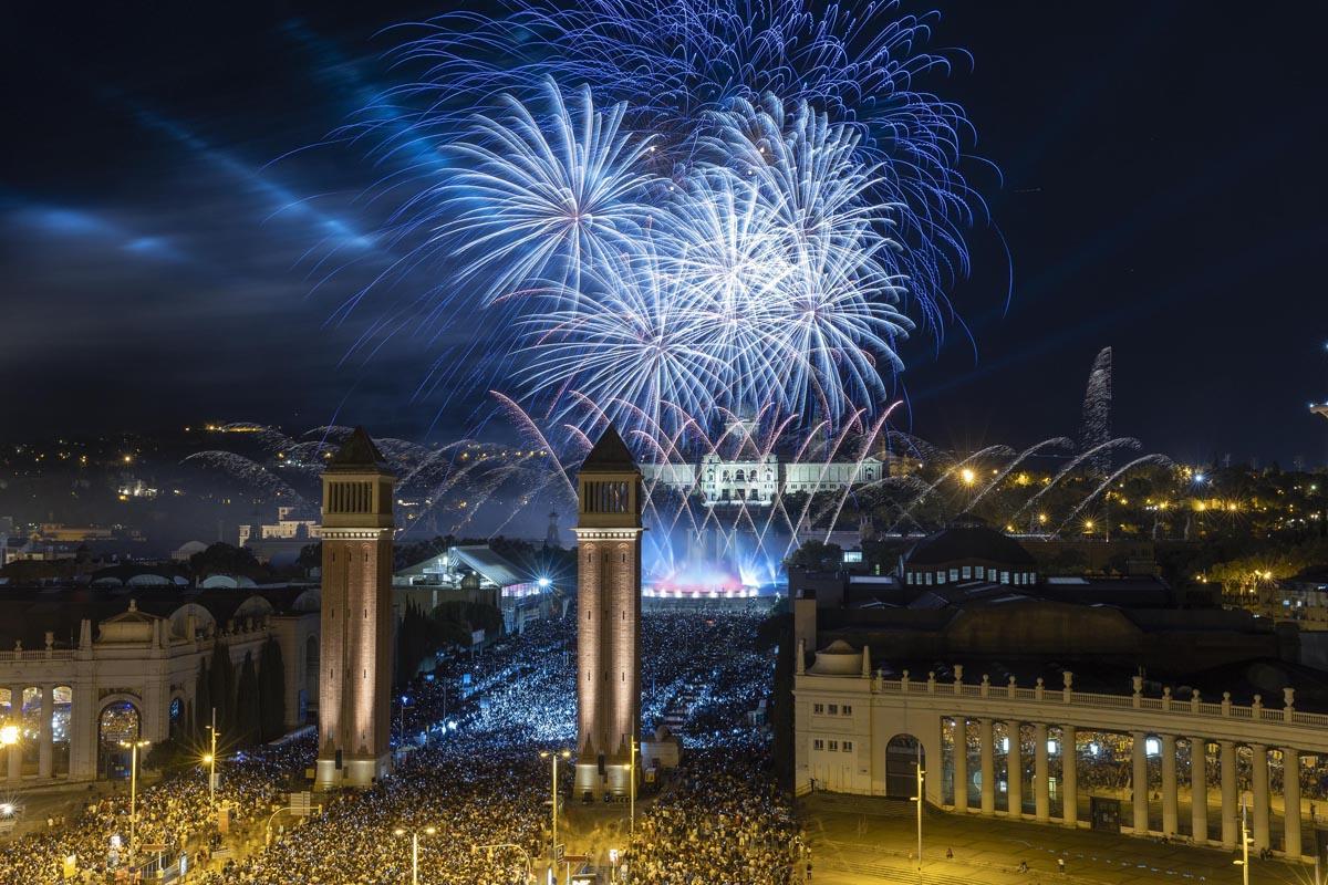 El piromusical de la Mercè, en la Avinguda María Cristina de Barcelona El piromusical de la Mercè, en la Avinguda María Cristina de Barcelona