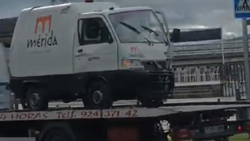 Quedan atrapados en un vehículo municipal tras chocar con una palmera en Mérida