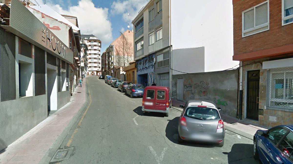 El suceso de ha producido a las puertas de una discoteca en la calle Los Carros.