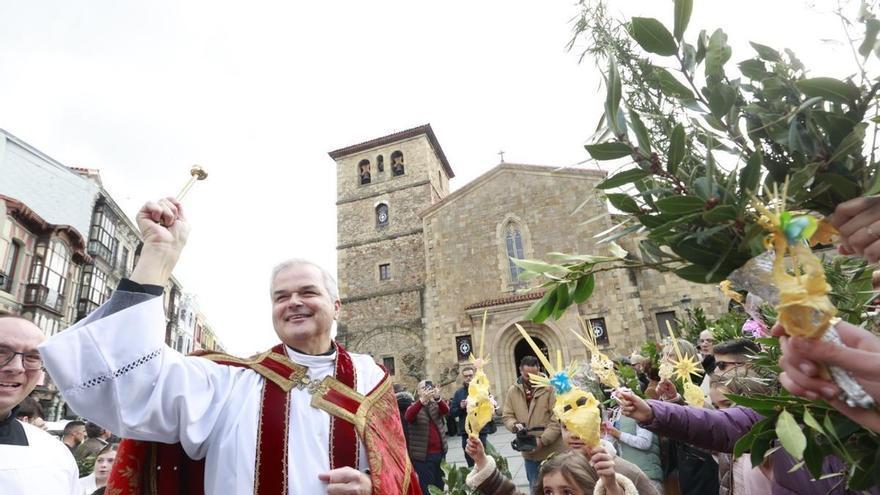 Centenares de personas llenan la plaza de Álvarez Acebal para la bendición de Ramos en Avilés