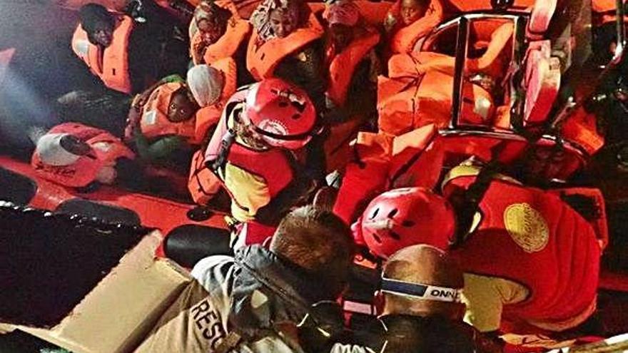 Un moment del rescat de l&#039;embarcació per part dels membres de l&#039;ONG catalana.