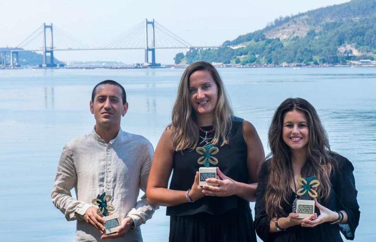 Héctor Cajaraville, Érica Esmorís y Andrea Maceiras, ayer, con los galardones.