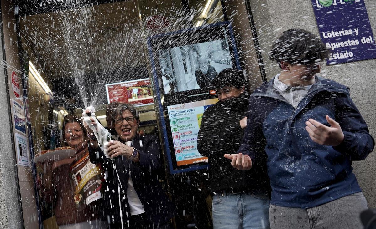 Raquel, una de las loteras de la administración de Madrid que ha venido el segundo premio.