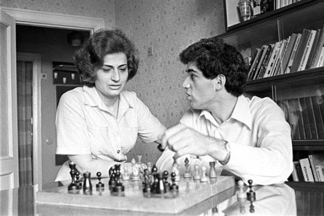 Kaspárov y su madre Klara, que tuteló la carrera del más joven campeón del mundo de ajedrez