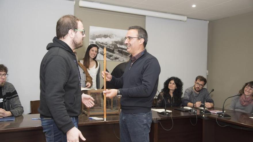 Genís Rovira (CUP) i Salvador Busquets (ERC), en el moment del traspàs de la vara d&#039;alcalde