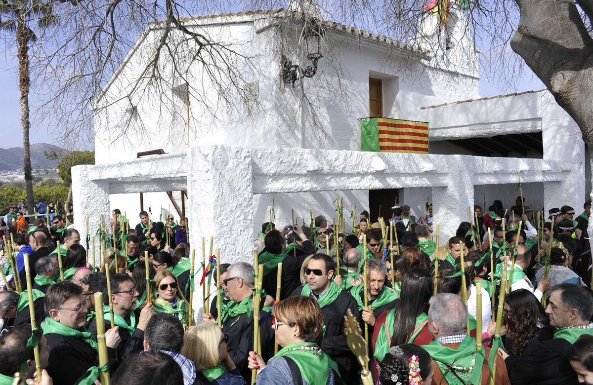 Romeria  a la Magdalena a su paso por la ermita de Sant Roc de Canet.