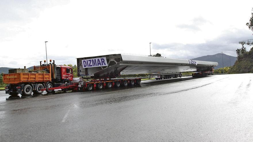 El transporte especial con la gigantesca dovela para Rande, en la estación de servicio de Ribadavia. // Iñaki Osorio