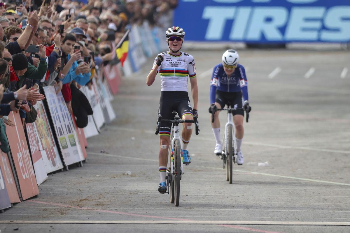 Fem van Empel (Visma | Lease a Bike) se impuso por segunda vez en la Copa del Mundo de Ciclocross UCI - Benidorm Costa Blanca.