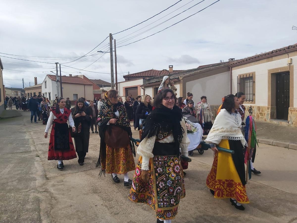 GALERÍA | Las águedas de Pajares salen procesión y bailan La Peregrina