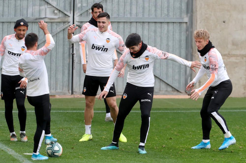 El Valencia CF se ejercita antes del derbi