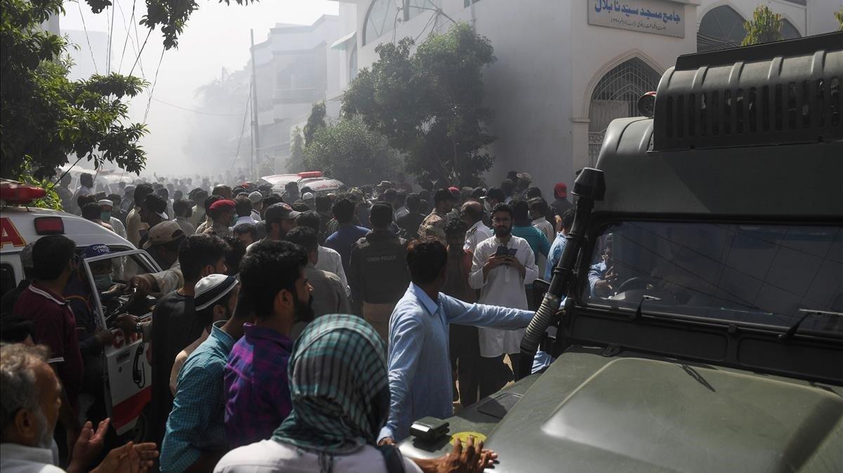 zentauroepp53498681 rescue workers and people gather near the site after a pakis200522132940