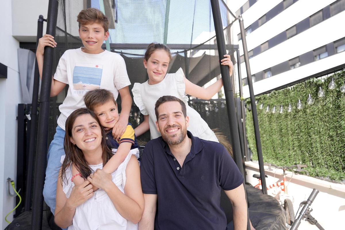 Amelia y José Rafael, con sus tres hijos.
