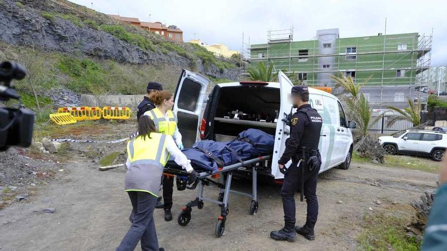 Hallazgo de un cadáver en un solar de Telde: "Si no tuviésemos que reparar las tuberías del edificio nadie lo hubiese encontrado"