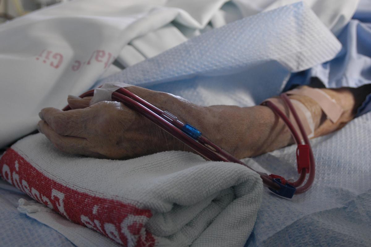 Un paciente sometiéndose a un tratamiento de diálisis.