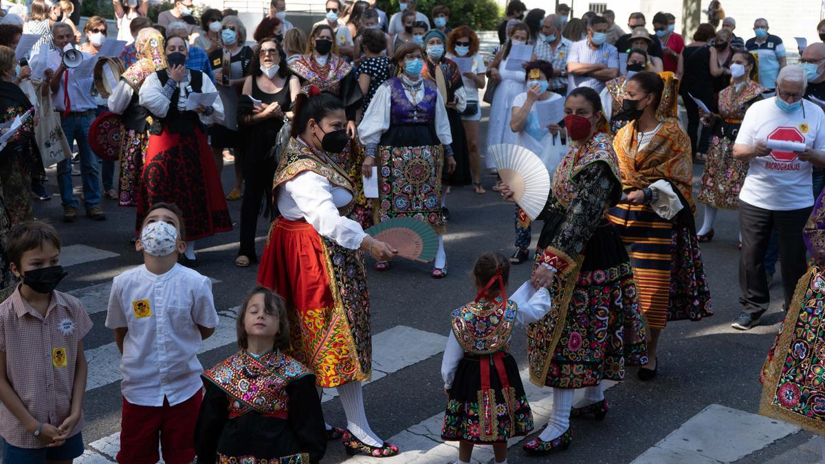 Protesta contra la granja de porcino de Carbajales de Alba