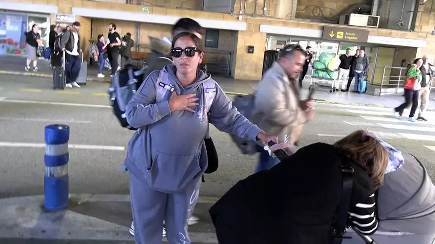 Anabel Pantoja se enfrenta a la prensa tras aterrizar en Sevilla con su hija Alma