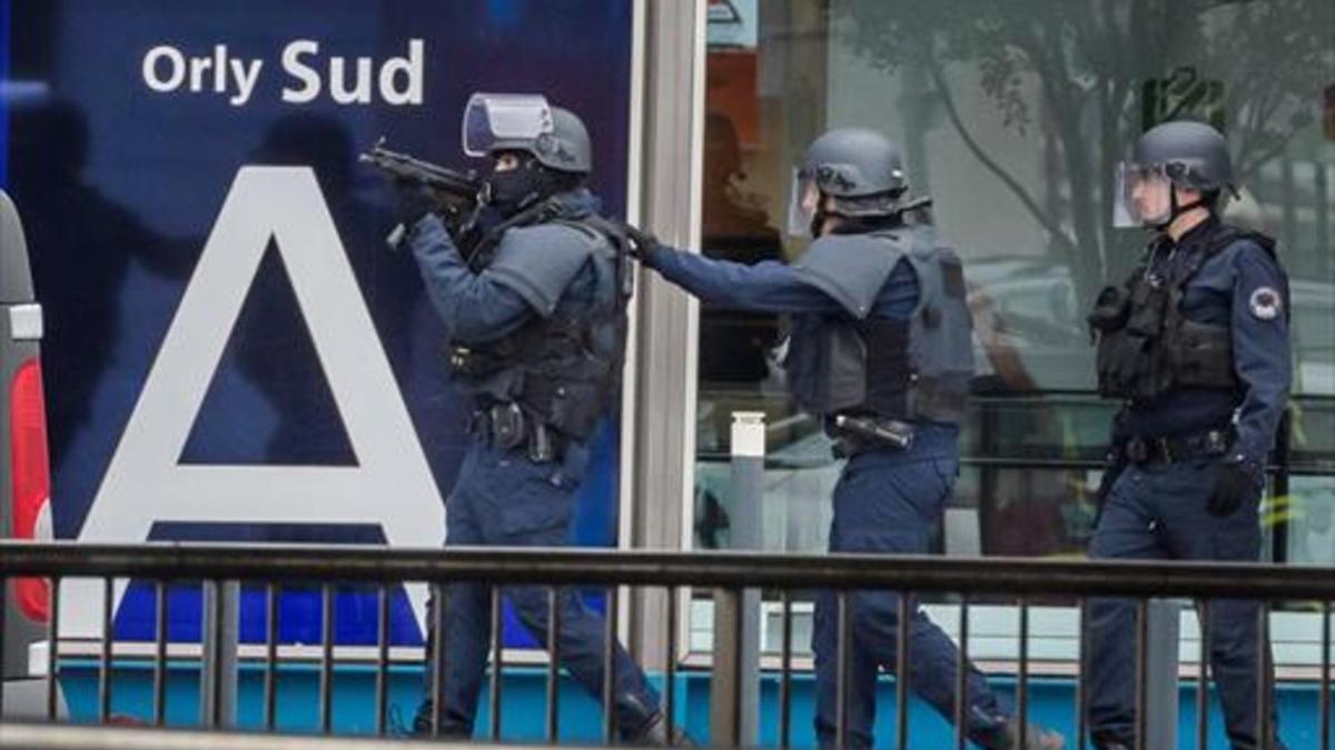 Las fuerzas de seguridad francesas, el pasado sábado, 18 de marzo, en el aeropuerto parisino de Orly.