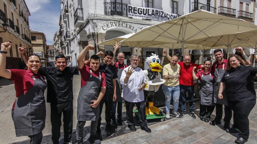 ‘El Pato’ cumple medio siglo y se alía con el chef César Ráez