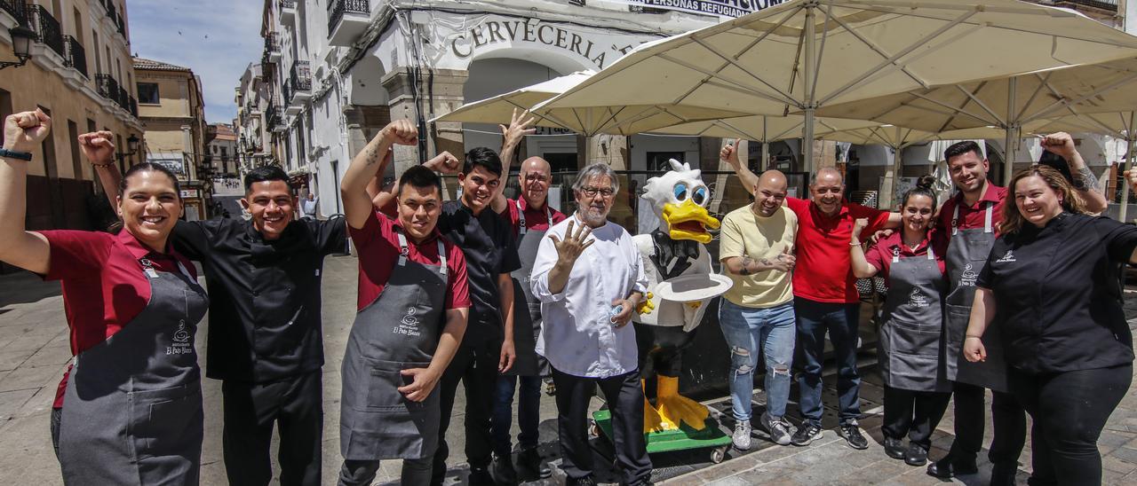 El chef César Ráez con Emilio Rey y la plantilla del restaurante, que se ha formado con sumilleres, cortadores y baristas.