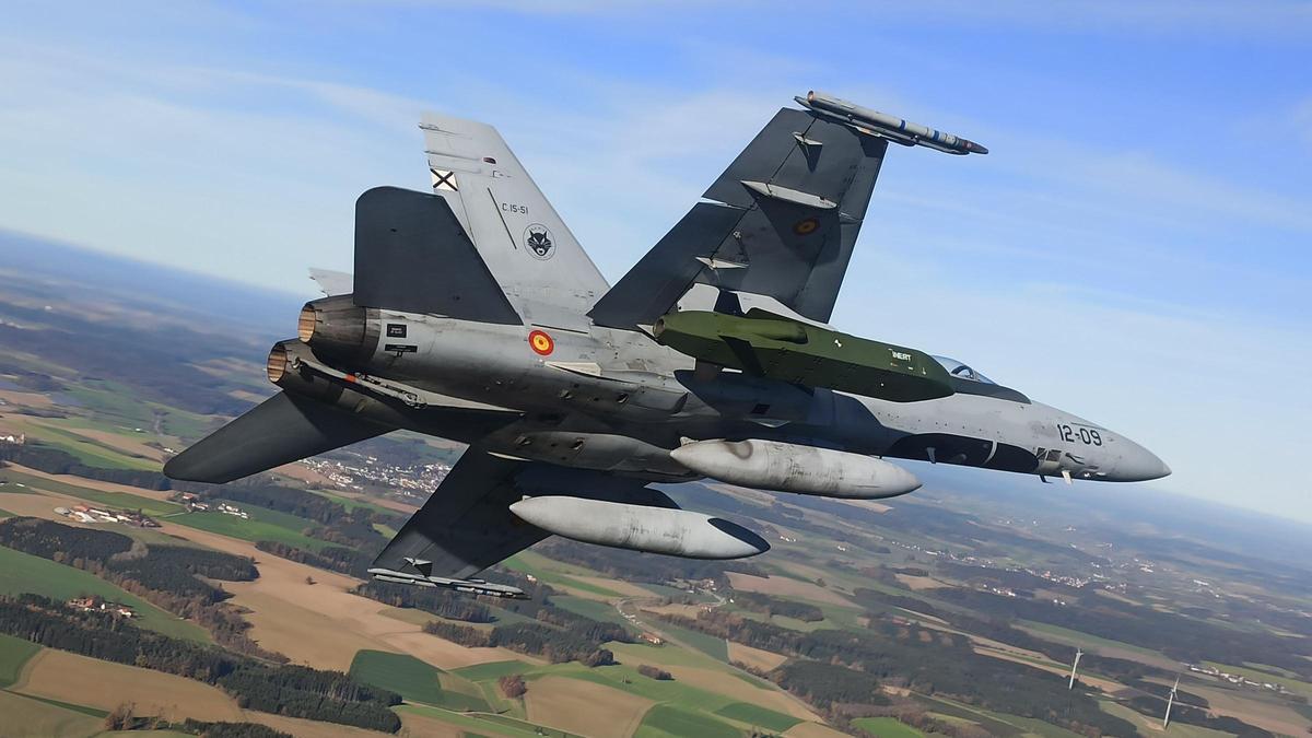 Un caza F-18 español durante una prueba de lanzamiento de misiles Taurus en Alemania en 2020