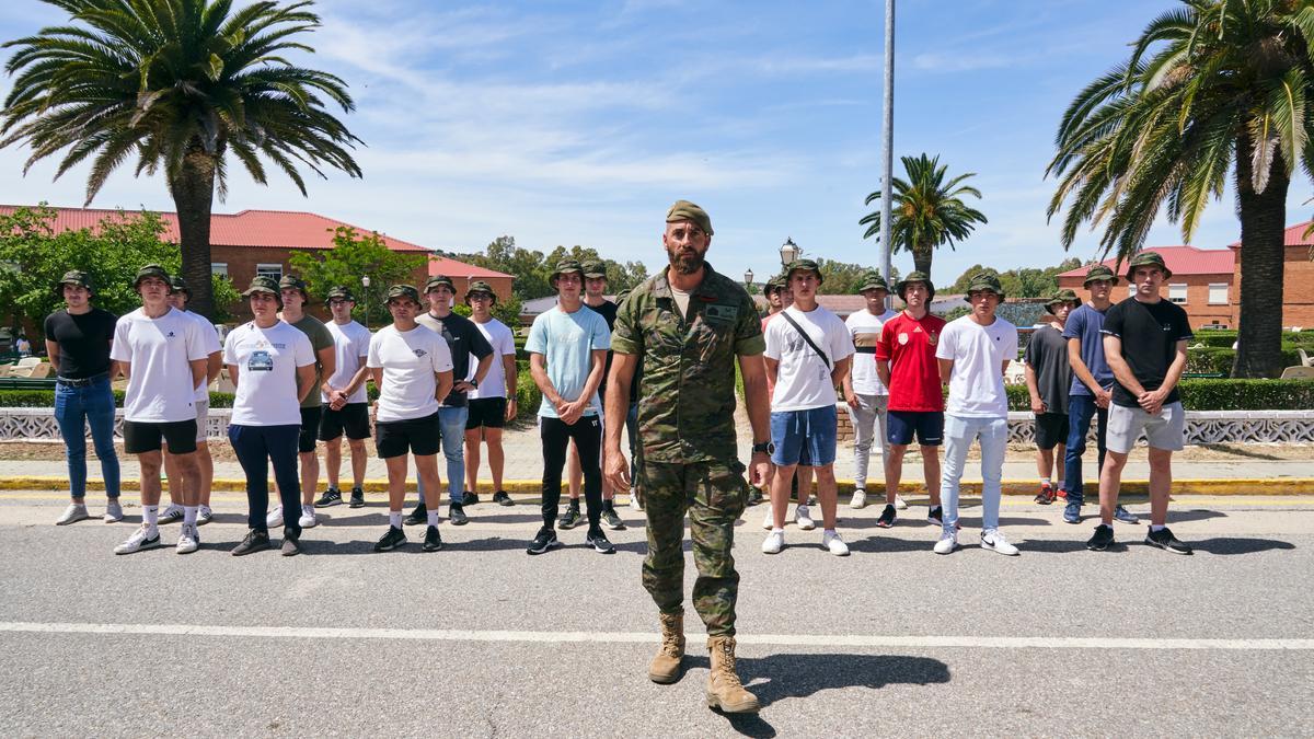 Una formación de los alumnos recién llegados al Cefot de Cáceres, este lunes.