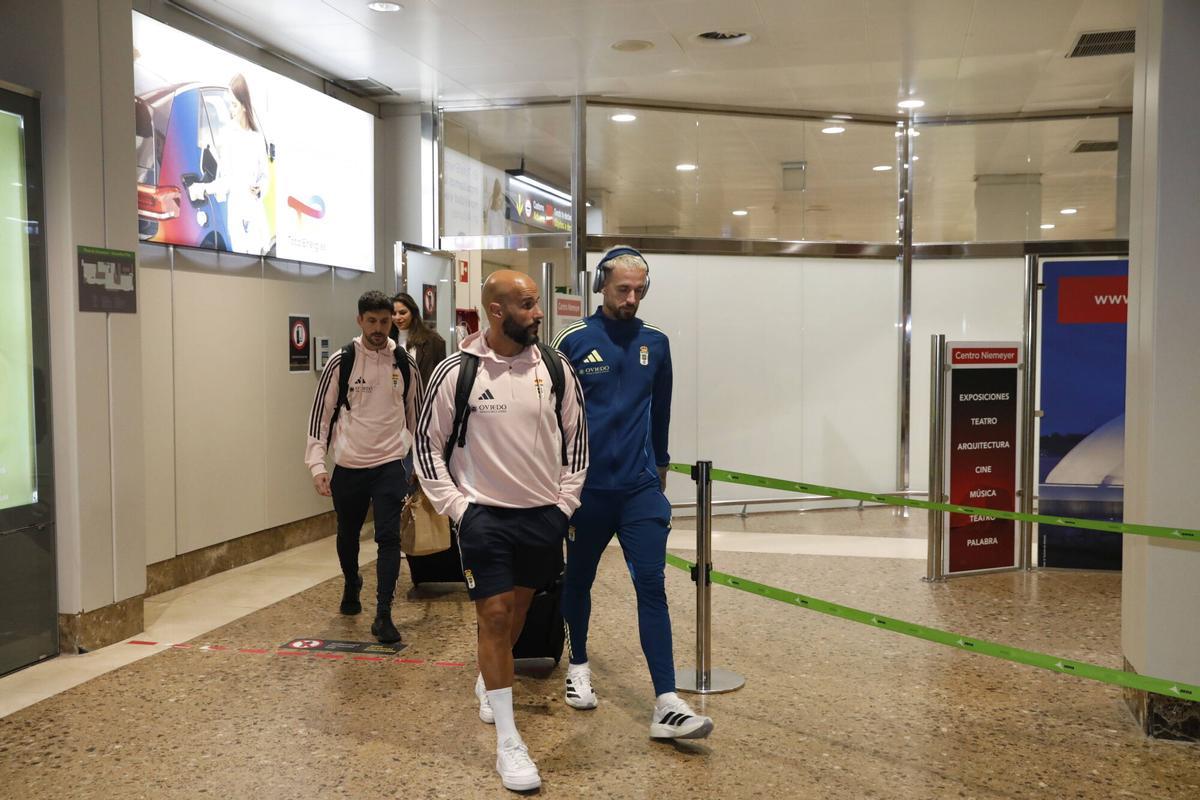 EN IMÁGENES: Así fue la llegada del Real Oviedo al aeropuerto de ...