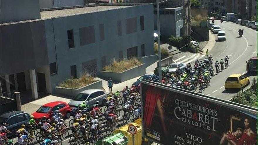 El pelotón de la Vuelta a España entra en Vigo por la Avenida del Aeropuerto