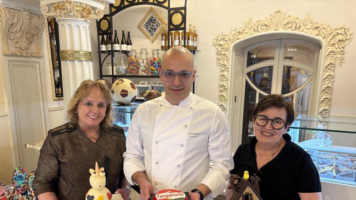 Els germans Montse, Josep Maria  i Toni a la pastisseria Targarona
