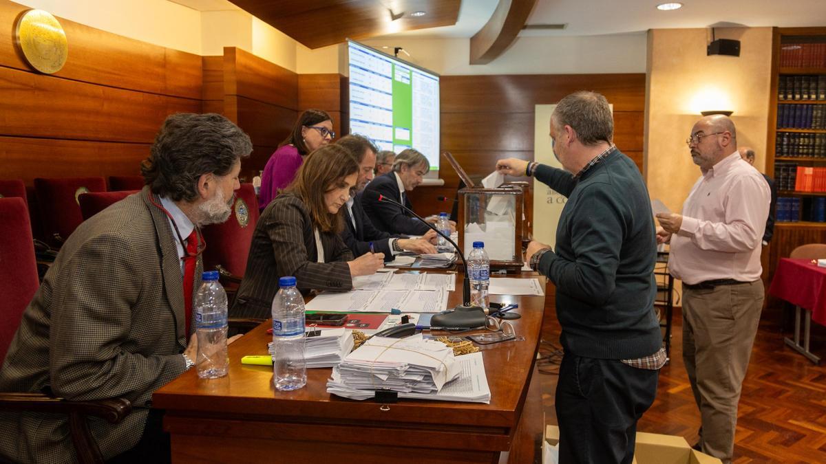 Votación durante la jornada de elecciones en el Colegio de Abogados de A Coruña.