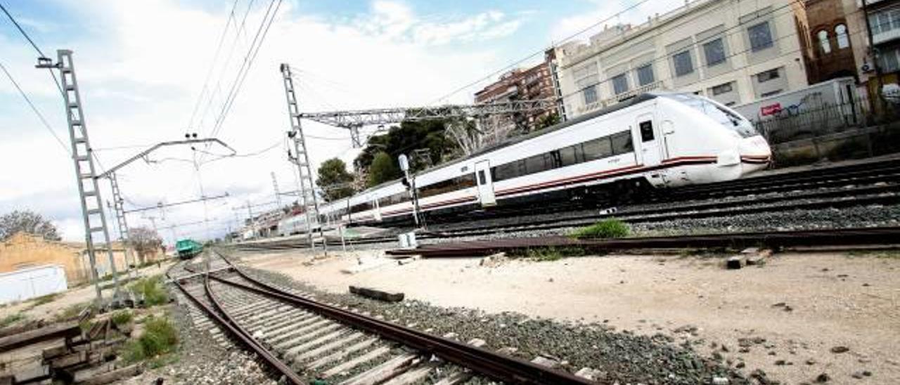 El ferrocarril surca el término municipal encorsetando el desarrollo urbanístico de la ciudad.