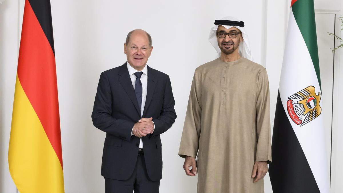 El canciller alemán, Olaf Scholz, y el presidente de la federación emiratí, el jeque Mohamed Bin Zayed Al Nahyan, este domingo en Abu Dabi.