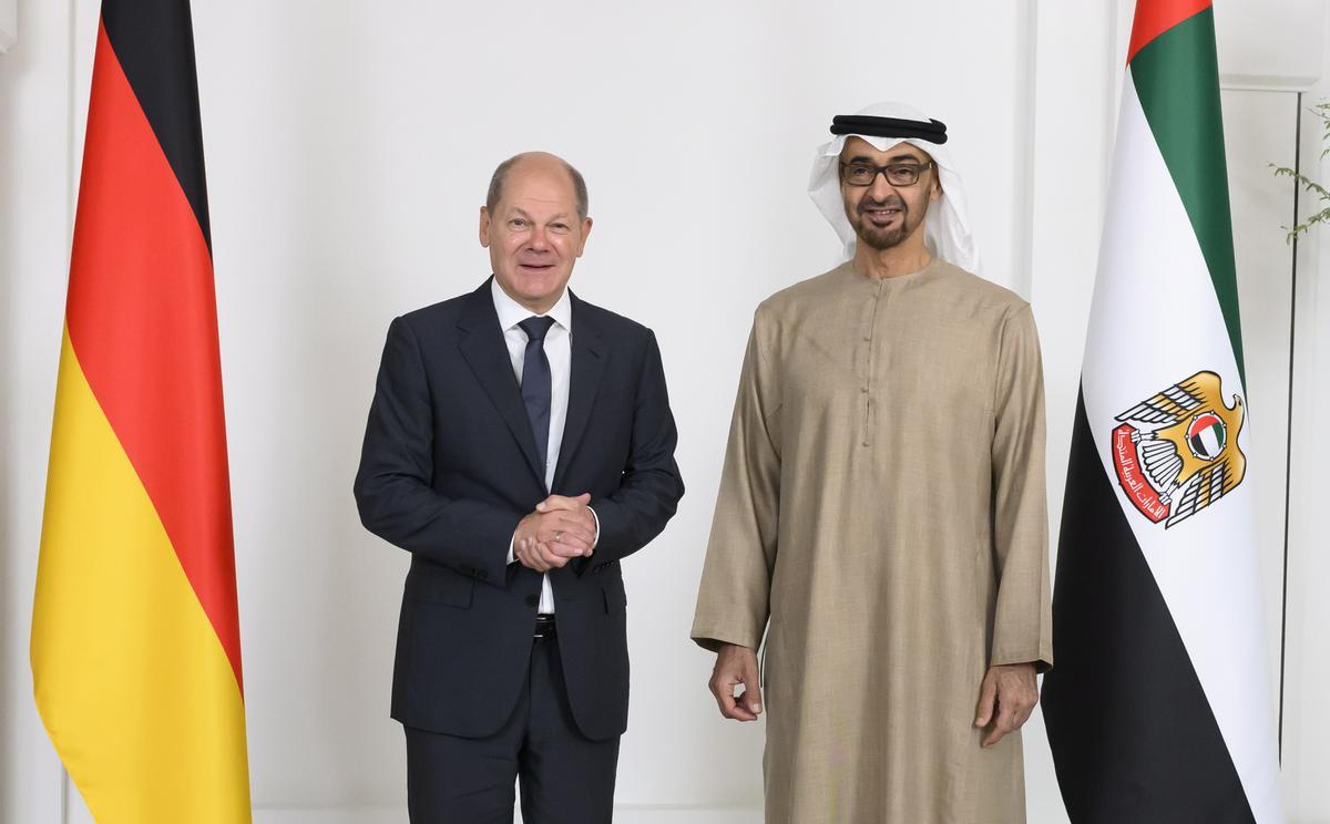 El canciller alemán, Olaf Scholz, y el presidente de la federación emiratí, el jeque Mohamed Bin Zayed Al Nahyan, este domingo en Abu Dabi. El canciller alemán, Olaf Scholz, y el presidente de la federación emiratí, el jeque Mohamed Bin Zayed Al Nahyan, este domingo en Abu Dabi.