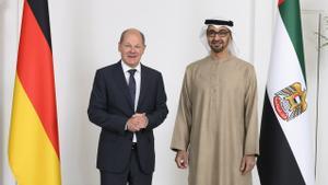 El canciller alemán, Olaf Scholz, y el presidente de la federación emiratí, el jeque Mohamed Bin Zayed Al Nahyan, este domingo en Abu Dabi.