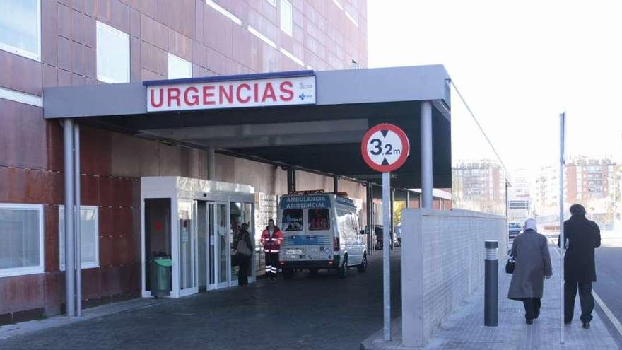 Una usuaria a la puerta del servicio de urgencias del Virgen de la Concha.