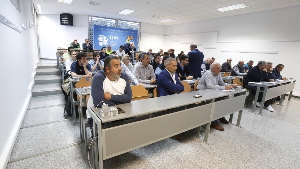 Representantes de clubs, árbitros y entrenadores, entre los asistentes a la jornada.