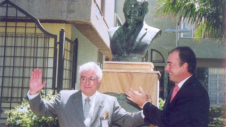 La plaza de San Antonio de Texas incorpora desde el año 2002 un busto del doctor Alfonso Chiscano. En la foto, el día de la inauguración.