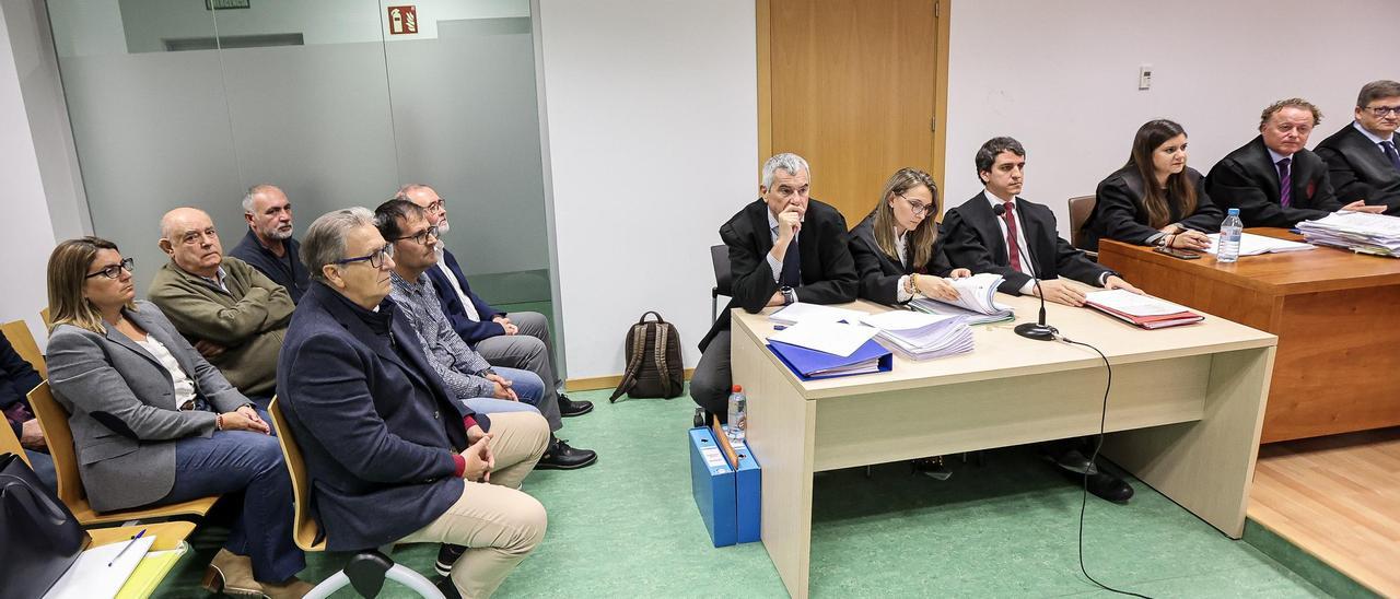 Los seis acusados, a la izquierda, durante el juicio en la Audiencia Provincial