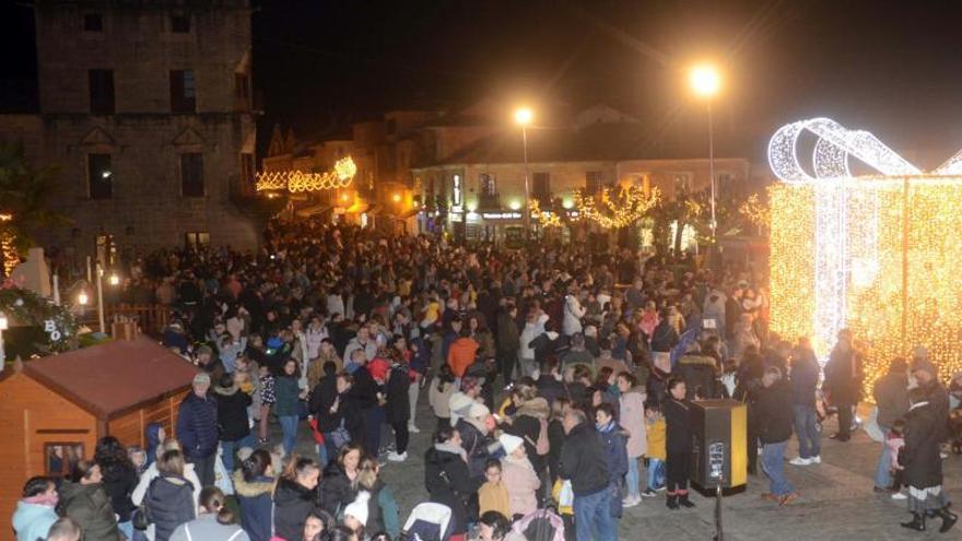 Fiesta navideña en la plaza de Fefiñáns.  | // NOÉ PARGA