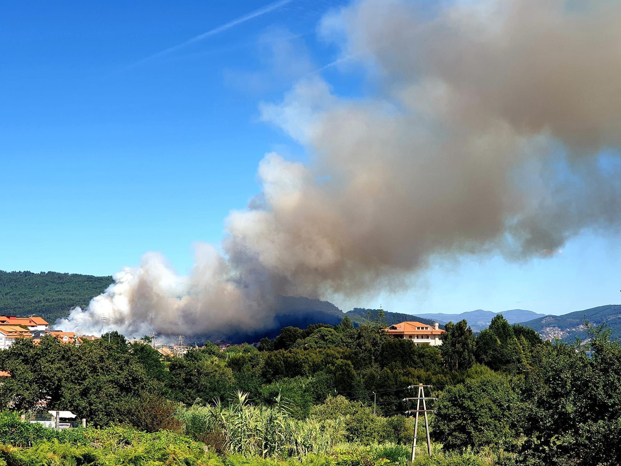 Un incendio en Moaña amenaza a las viviendas