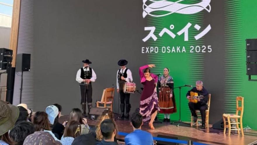 Arriba, la bailaora zamorana en una de sus actuaciones y abajo, el elenco en las dependencias de la Expo. | CEDIDAS